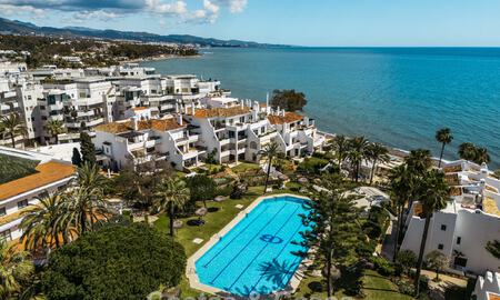 Apartamento de playa reformado de primera clase con vistas al mar en venta en la Milla de Oro de Marbella 779052