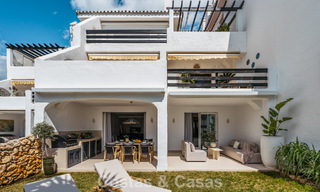 Apartamento de playa reformado de primera clase con vistas al mar en venta en la Milla de Oro de Marbella 779053 