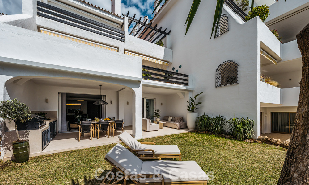 Apartamento de playa reformado de primera clase con vistas al mar en venta en la Milla de Oro de Marbella 779054