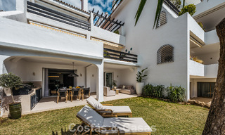 Apartamento de playa reformado de primera clase con vistas al mar en venta en la Milla de Oro de Marbella 779054 