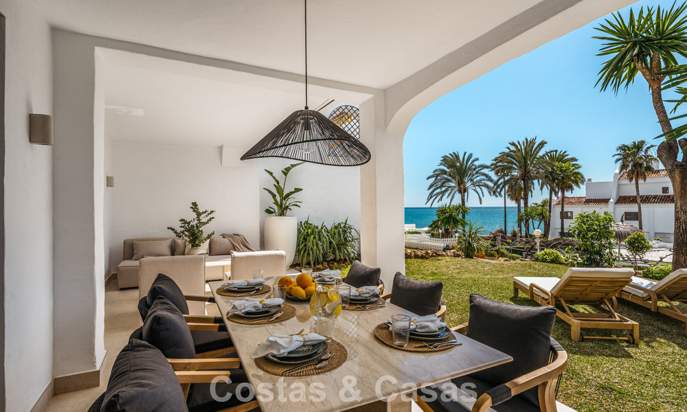 Apartamento de playa reformado de primera clase con vistas al mar en venta en la Milla de Oro de Marbella 779055