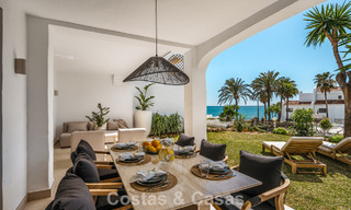 Apartamento de playa reformado de primera clase con vistas al mar en venta en la Milla de Oro de Marbella 779055 