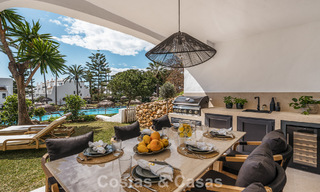 Apartamento de playa reformado de primera clase con vistas al mar en venta en la Milla de Oro de Marbella 779056 