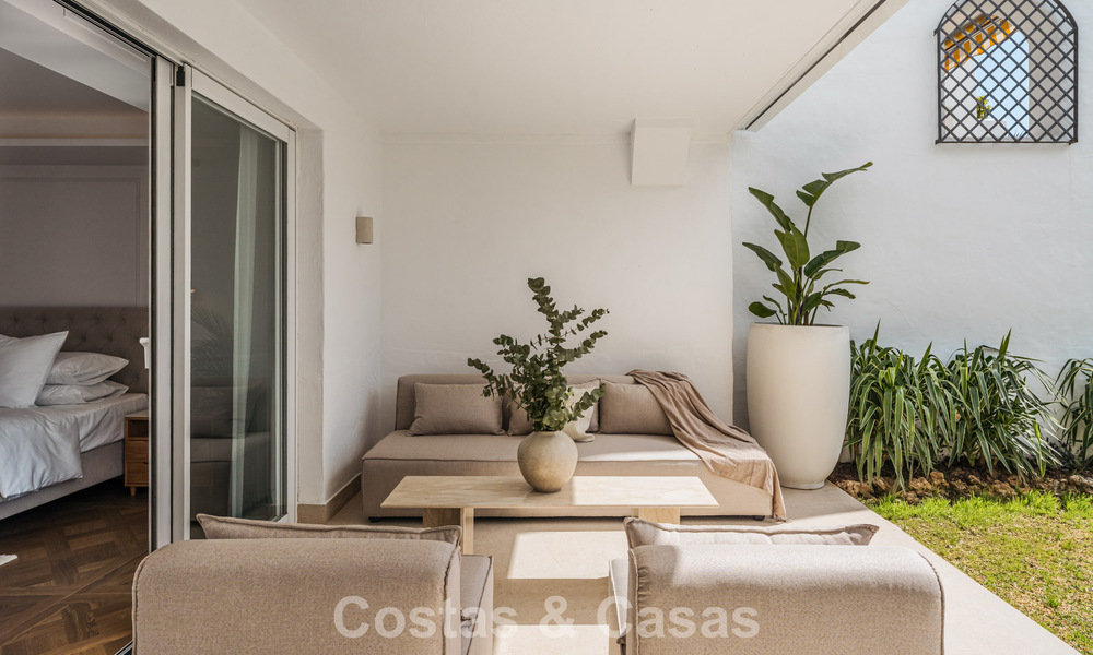 Apartamento de playa reformado de primera clase con vistas al mar en venta en la Milla de Oro de Marbella 779057