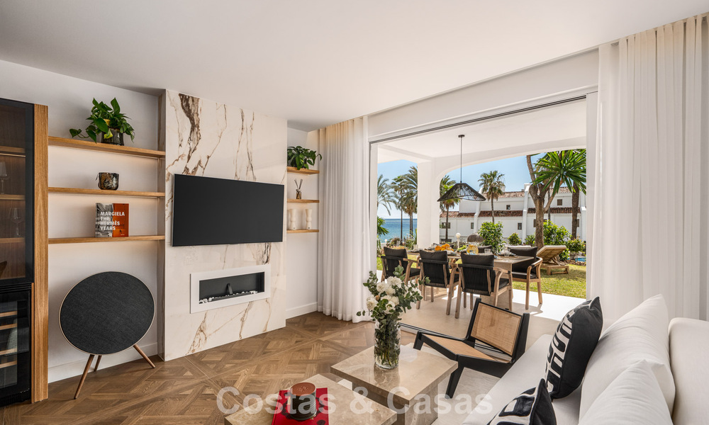 Apartamento de playa reformado de primera clase con vistas al mar en venta en la Milla de Oro de Marbella 779058