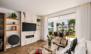 Apartamento de playa reformado de primera clase con vistas al mar en venta en la Milla de Oro de Marbella 779058 