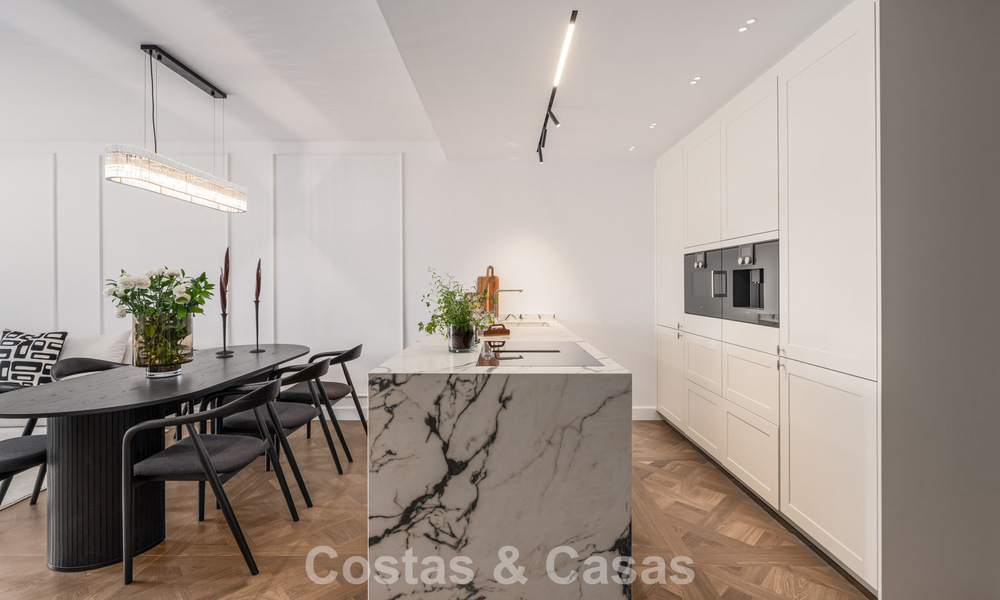 Apartamento de playa reformado de primera clase con vistas al mar en venta en la Milla de Oro de Marbella 779059