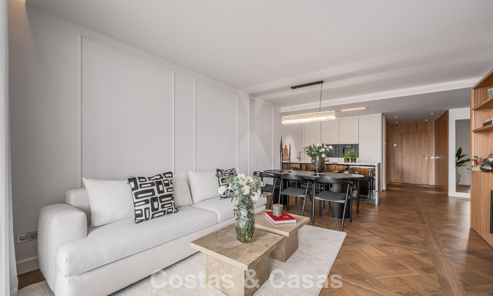 Apartamento de playa reformado de primera clase con vistas al mar en venta en la Milla de Oro de Marbella 779060