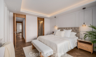 Apartamento de playa reformado de primera clase con vistas al mar en venta en la Milla de Oro de Marbella 779062 