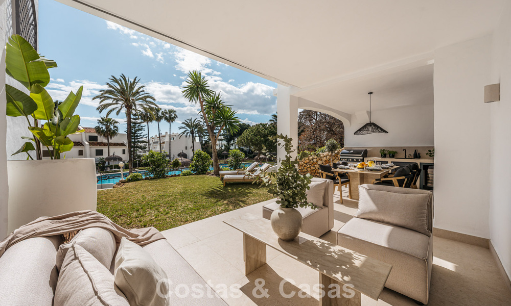 Apartamento de playa reformado de primera clase con vistas al mar en venta en la Milla de Oro de Marbella 779064