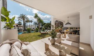 Apartamento de playa reformado de primera clase con vistas al mar en venta en la Milla de Oro de Marbella 779064 
