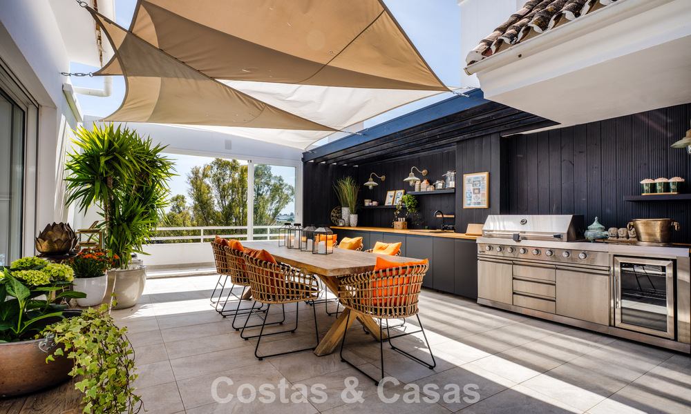 Ático en primera línea de golf con impresionantes vistas al golf y al mar en venta en una comunidad cerrada de Nueva Andalucía, Marbella 779085