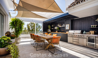 Ático en primera línea de golf con impresionantes vistas al golf y al mar en venta en una comunidad cerrada de Nueva Andalucía, Marbella 779085 