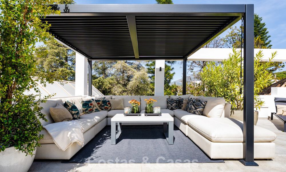Ático en primera línea de golf con impresionantes vistas al golf y al mar en venta en una comunidad cerrada de Nueva Andalucía, Marbella 779087