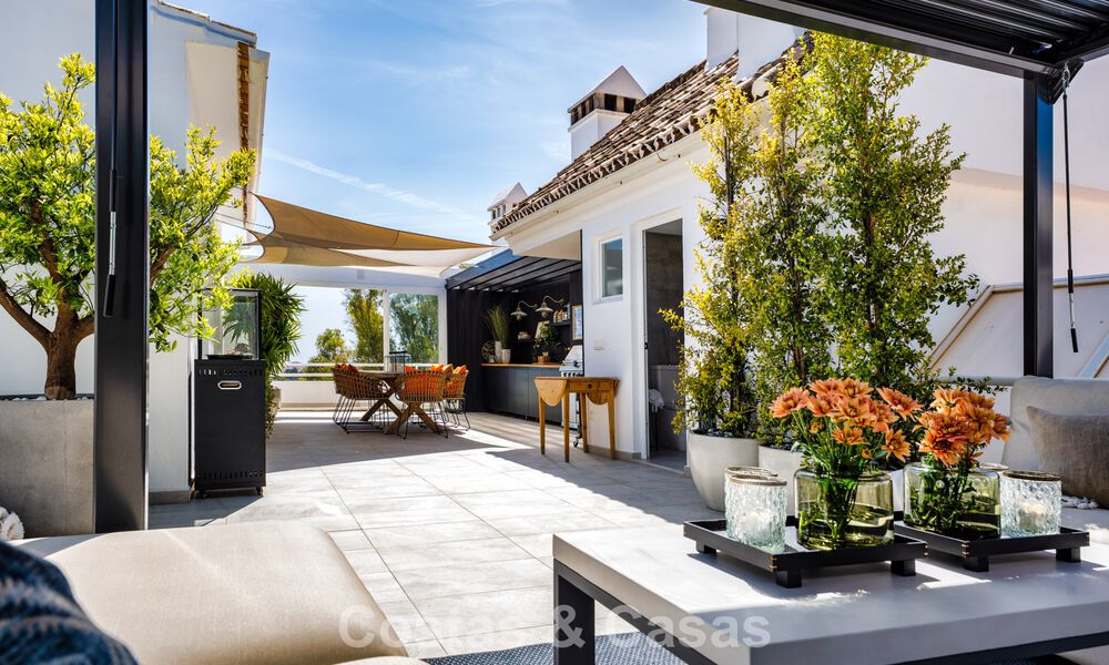 Ático en primera línea de golf con impresionantes vistas al golf y al mar en venta en una comunidad cerrada de Nueva Andalucía, Marbella 779088