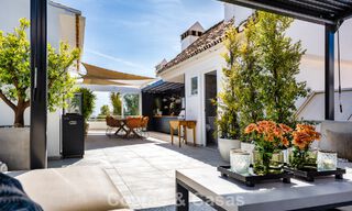 Ático en primera línea de golf con impresionantes vistas al golf y al mar en venta en una comunidad cerrada de Nueva Andalucía, Marbella 779088 