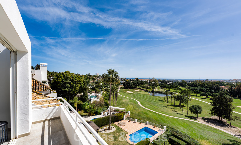 Ático en primera línea de golf con impresionantes vistas al golf y al mar en venta en una comunidad cerrada de Nueva Andalucía, Marbella 779089
