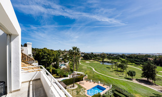Ático en primera línea de golf con impresionantes vistas al golf y al mar en venta en una comunidad cerrada de Nueva Andalucía, Marbella 779089 