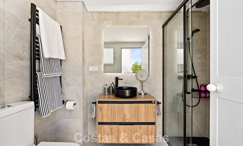 Ático en primera línea de golf con impresionantes vistas al golf y al mar en venta en una comunidad cerrada de Nueva Andalucía, Marbella 779090