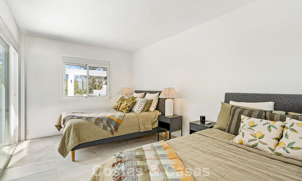 Ático en primera línea de golf con impresionantes vistas al golf y al mar en venta en una comunidad cerrada de Nueva Andalucía, Marbella 779091