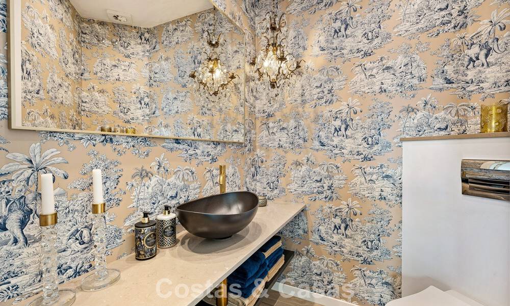 Ático en primera línea de golf con impresionantes vistas al golf y al mar en venta en una comunidad cerrada de Nueva Andalucía, Marbella 779092