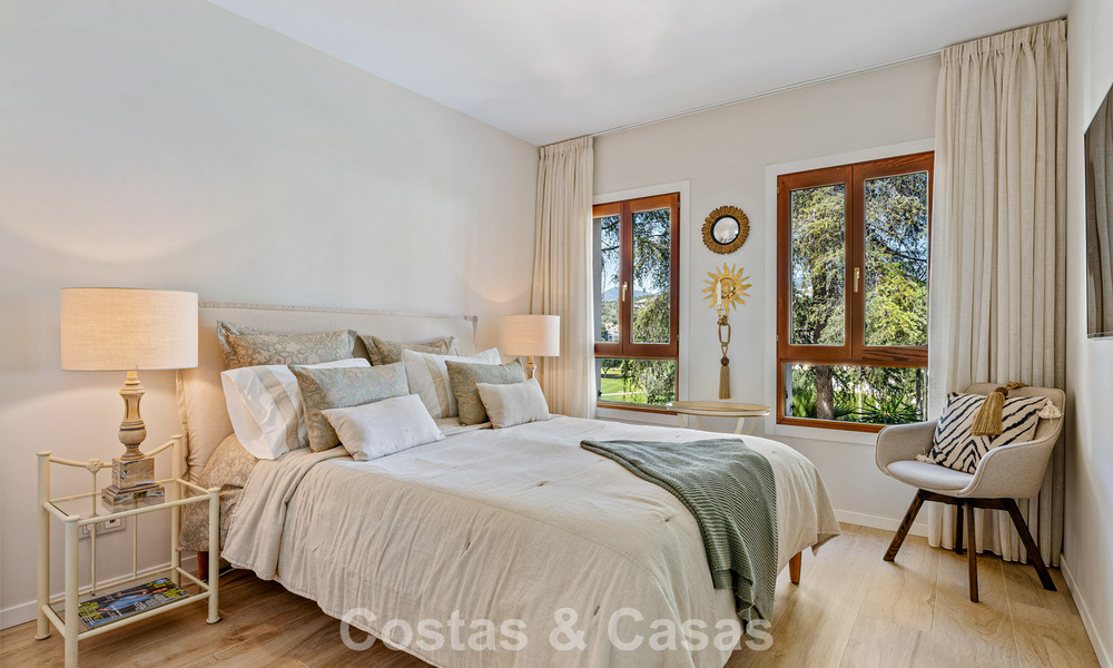 Ático en primera línea de golf con impresionantes vistas al golf y al mar en venta en una comunidad cerrada de Nueva Andalucía, Marbella 779093