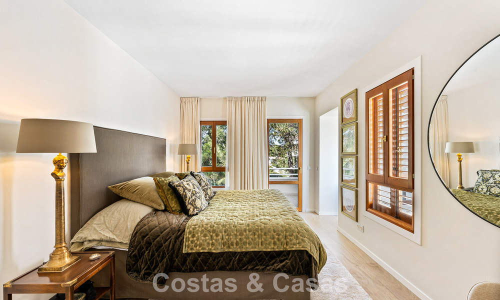 Ático en primera línea de golf con impresionantes vistas al golf y al mar en venta en una comunidad cerrada de Nueva Andalucía, Marbella 779095
