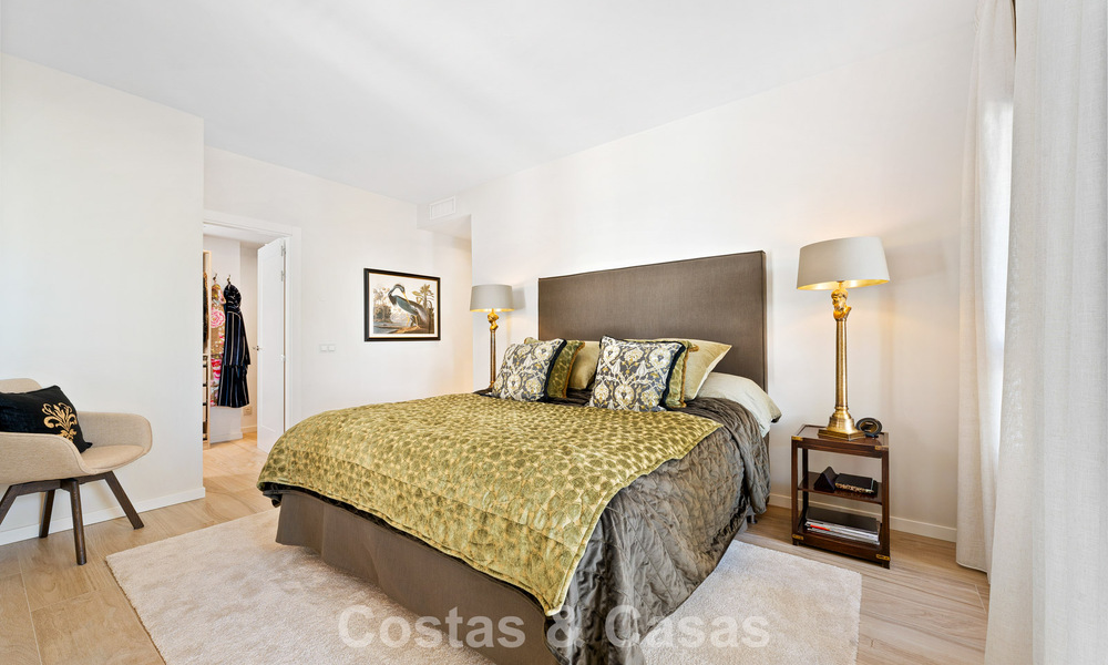 Ático en primera línea de golf con impresionantes vistas al golf y al mar en venta en una comunidad cerrada de Nueva Andalucía, Marbella 779096