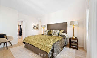 Ático en primera línea de golf con impresionantes vistas al golf y al mar en venta en una comunidad cerrada de Nueva Andalucía, Marbella 779096 
