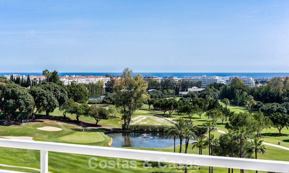 Ático en primera línea de golf con impresionantes vistas al golf y al mar en venta en una comunidad cerrada de Nueva Andalucía, Marbella 779098