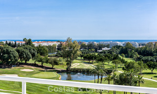 Ático en primera línea de golf con impresionantes vistas al golf y al mar en venta en una comunidad cerrada de Nueva Andalucía, Marbella 779098 