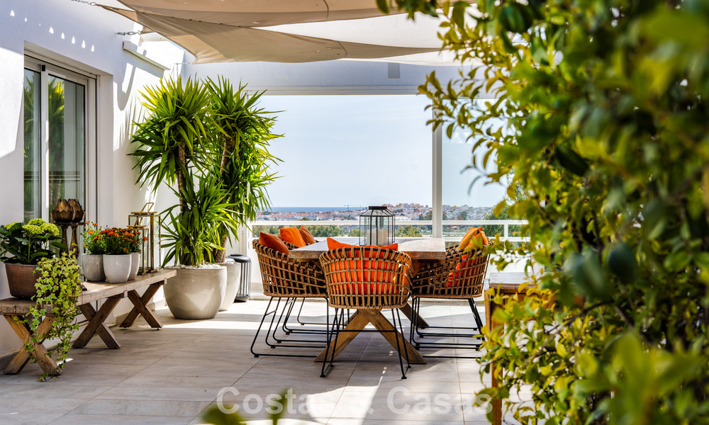 Ático en primera línea de golf con impresionantes vistas al golf y al mar en venta en una comunidad cerrada de Nueva Andalucía, Marbella 779099