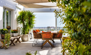 Ático en primera línea de golf con impresionantes vistas al golf y al mar en venta en una comunidad cerrada de Nueva Andalucía, Marbella 779099 