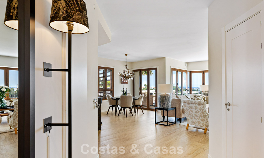 Ático en primera línea de golf con impresionantes vistas al golf y al mar en venta en una comunidad cerrada de Nueva Andalucía, Marbella 779100