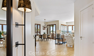 Ático en primera línea de golf con impresionantes vistas al golf y al mar en venta en una comunidad cerrada de Nueva Andalucía, Marbella 779100 