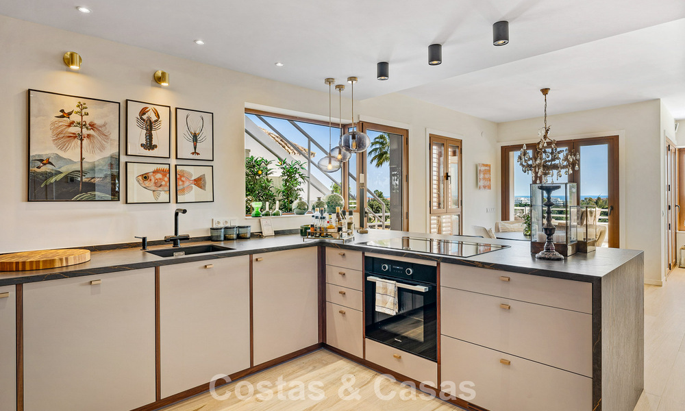 Ático en primera línea de golf con impresionantes vistas al golf y al mar en venta en una comunidad cerrada de Nueva Andalucía, Marbella 779101