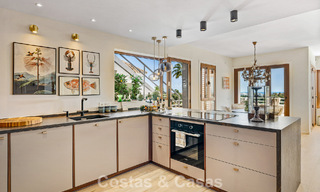 Ático en primera línea de golf con impresionantes vistas al golf y al mar en venta en una comunidad cerrada de Nueva Andalucía, Marbella 779101 