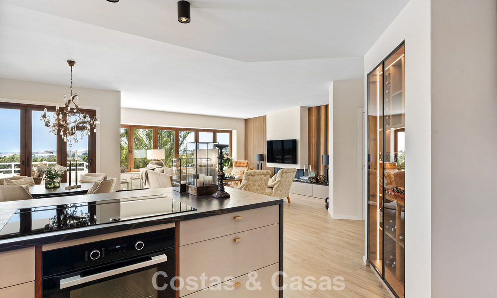 Ático en primera línea de golf con impresionantes vistas al golf y al mar en venta en una comunidad cerrada de Nueva Andalucía, Marbella 779102