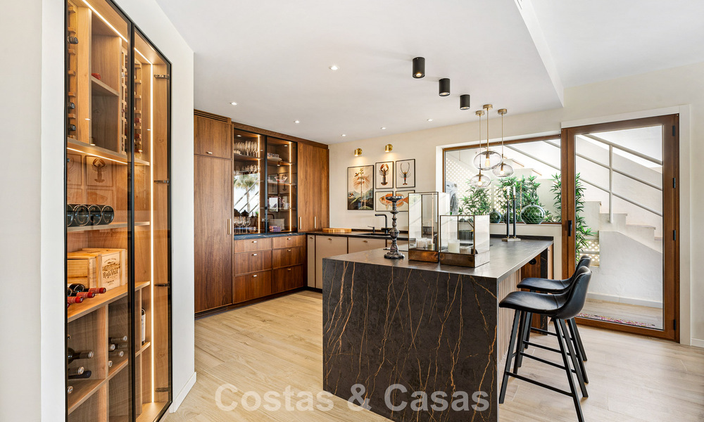 Ático en primera línea de golf con impresionantes vistas al golf y al mar en venta en una comunidad cerrada de Nueva Andalucía, Marbella 779103