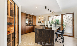 Ático en primera línea de golf con impresionantes vistas al golf y al mar en venta en una comunidad cerrada de Nueva Andalucía, Marbella 779103 
