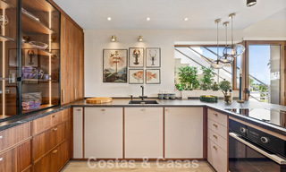 Ático en primera línea de golf con impresionantes vistas al golf y al mar en venta en una comunidad cerrada de Nueva Andalucía, Marbella 779104 