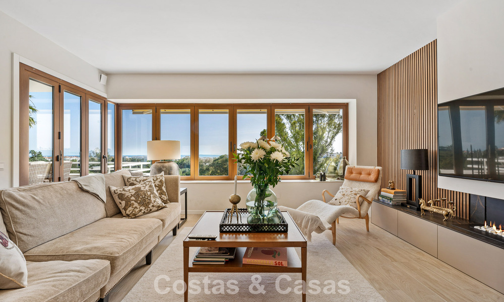 Ático en primera línea de golf con impresionantes vistas al golf y al mar en venta en una comunidad cerrada de Nueva Andalucía, Marbella 779105