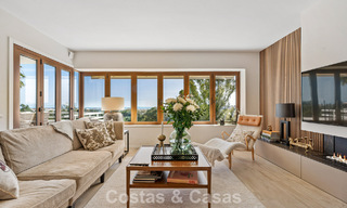 Ático en primera línea de golf con impresionantes vistas al golf y al mar en venta en una comunidad cerrada de Nueva Andalucía, Marbella 779105 