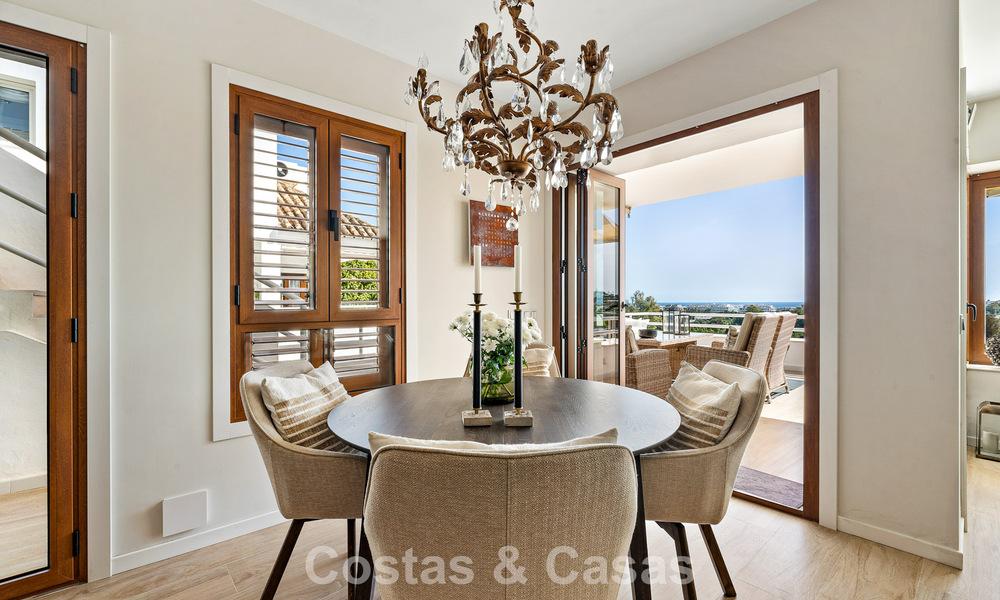 Ático en primera línea de golf con impresionantes vistas al golf y al mar en venta en una comunidad cerrada de Nueva Andalucía, Marbella 779106