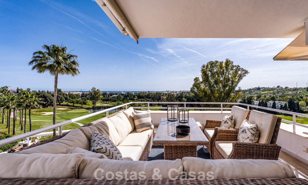 Ático en primera línea de golf con impresionantes vistas al golf y al mar en venta en una comunidad cerrada de Nueva Andalucía, Marbella 779108