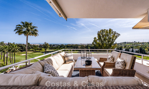 Ático en primera línea de golf con impresionantes vistas al golf y al mar en venta en una comunidad cerrada de Nueva Andalucía, Marbella 779108