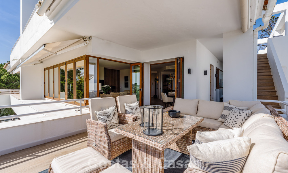 Ático en primera línea de golf con impresionantes vistas al golf y al mar en venta en una comunidad cerrada de Nueva Andalucía, Marbella 779109