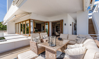 Ático en primera línea de golf con impresionantes vistas al golf y al mar en venta en una comunidad cerrada de Nueva Andalucía, Marbella 779109 