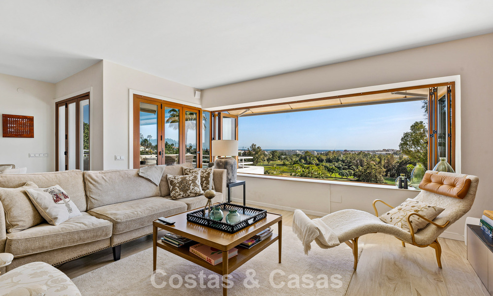 Ático en primera línea de golf con impresionantes vistas al golf y al mar en venta en una comunidad cerrada de Nueva Andalucía, Marbella 779110
