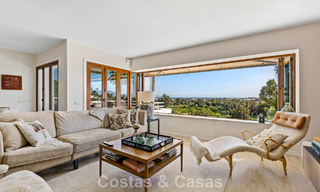 Ático en primera línea de golf con impresionantes vistas al golf y al mar en venta en una comunidad cerrada de Nueva Andalucía, Marbella 779110 